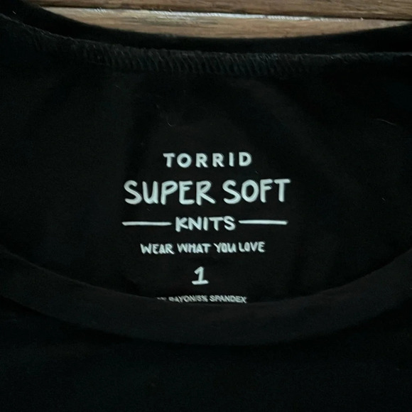 torrid Size 1 (1X)  Super Soft Short Sleeve Black Shirt - Picture 2 of 4